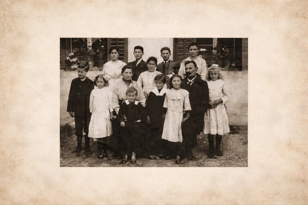 Ritratto di famiglia d'epoca in seppia: le radici della famiglia Canins tra Colfosco e le Dolomiti